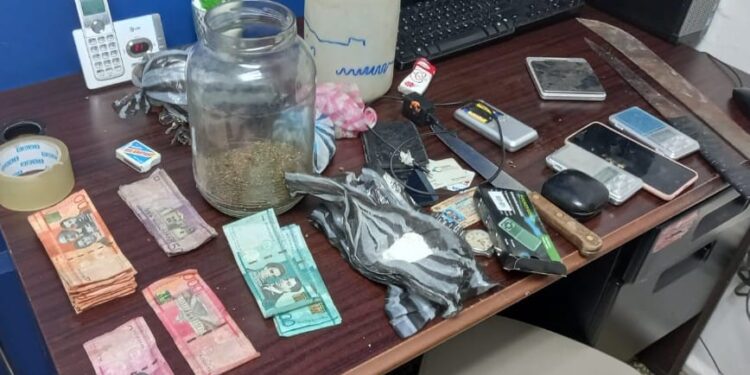 Policía mediante allanamiento apresa cinco personas por posesión de sustancias narcóticas en Pedernales