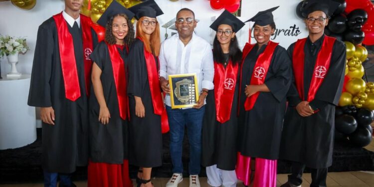 Pichardo a bachilleres: "Nunca dejen de luchar por sus sueños y no olviden su provincia"