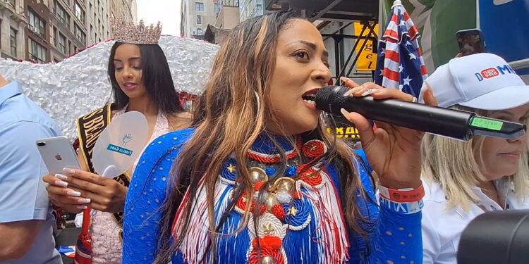 La alegría y el furor se apodera de Marcel Piel Morena en la sexta avenida en New York