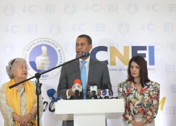 Guido Gómez Mazara formaliza su inscripción como precandidato presidencial del PRM