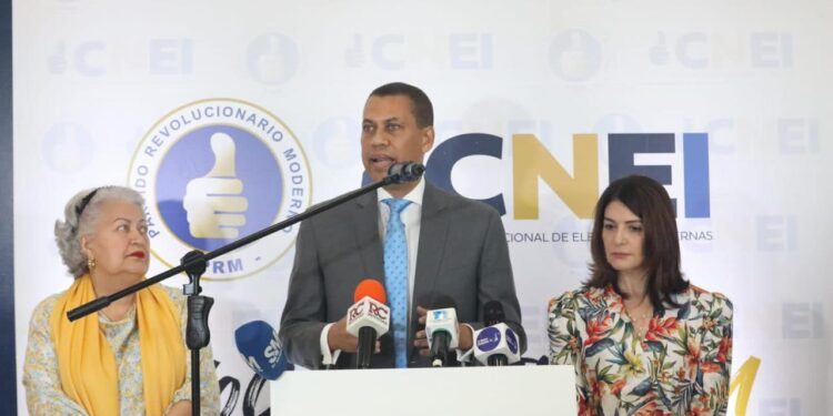 Guido Gómez Mazara formaliza su inscripción como precandidato presidencial del PRM