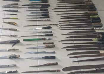 Ocupan armas blancas y de fuego y porciones de supuesta droga