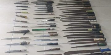 Ocupan armas blancas y de fuego y porciones de supuesta droga