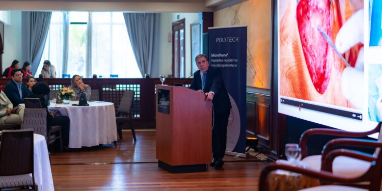 Realizan simposio sobre la reconstrucción mamaria a pacientes con cáncer de mama