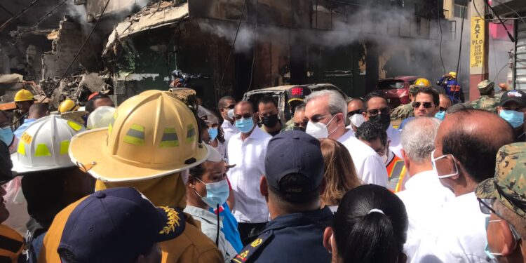 Presidente Abinader visita zonas afectadas por explosión en San Cristóbal y asegura apoyara familias
