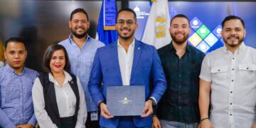 Ministro de Juventud reafirma su apego con la ética y transparencia; firma Declaración de Compromiso