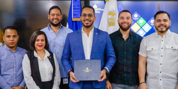 Ministro de Juventud reafirma su apego con la ética y transparencia; firma Declaración de Compromiso