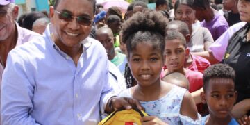 Demetrio Lluberes reparte útiles escolares en comunidades de la provincia de San Cristóbal