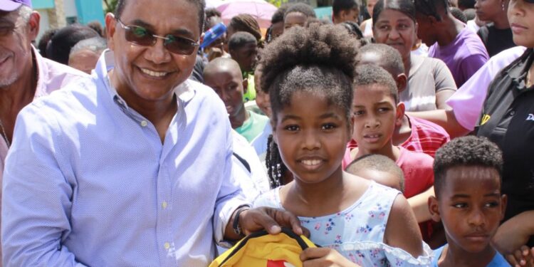 Demetrio Lluberes reparte útiles escolares en comunidades de la provincia de San Cristóbal