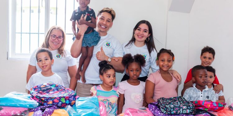 Fundación Dr. Milton Herrera sorprende a niños de Bayona con entrega de útiles escolares