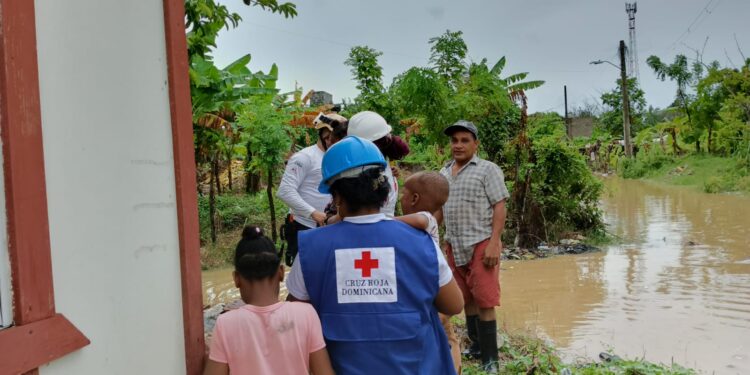 Cruz Roja Dominicana Filial Herrera traslada ciudadanos ante los efectos de Franklin