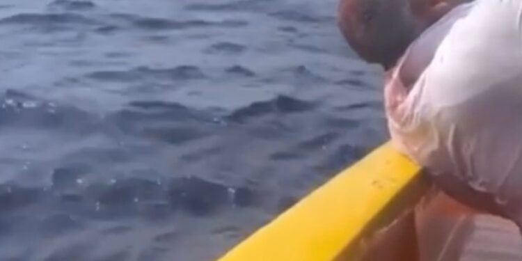 PN investiga si video de hombre lanzado vivo al mar ocurrió en RD