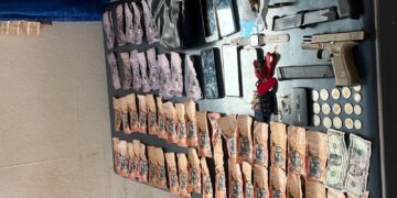 PN apresa hombre en Santiago y le ocupan dos pistolas sin documentos, celulares y sustancias ilícitas