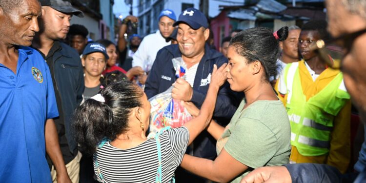 Alcalde José Andújar despliega operativo de asistencia social en SDO