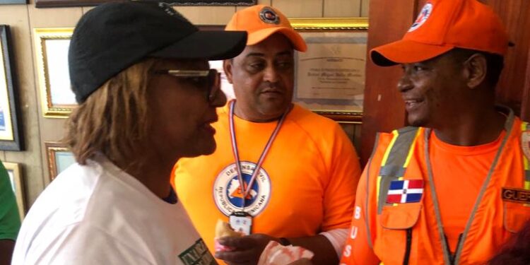 Precandidata a senadora por la fuerza del pueblo da asistencia a personas necesitadas Baní