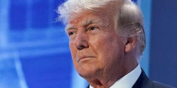 Trump regresa a X, la plataforma conocida anteriormente como Twitter, y publica foto de prontuario