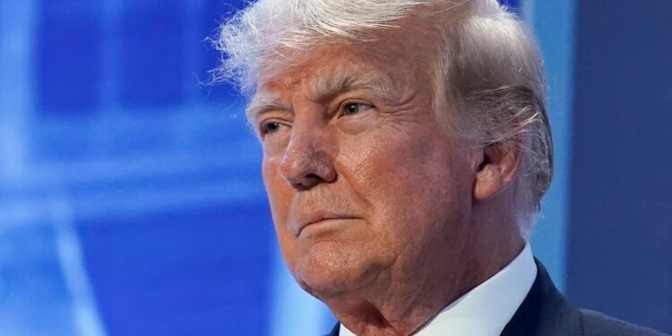 Trump regresa a X, la plataforma conocida anteriormente como Twitter, y publica foto de prontuario