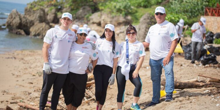 Entidades se unen para limpiar la playa Najayo, tras el paso tormenta Franklin