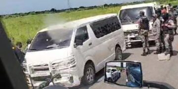 Policía persigue dos reos que se escaparon mientras eran trasladados