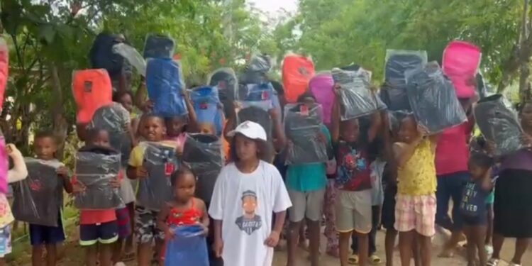 Jugadores de Béisbol de Grandes Ligas donan $60,000 a Oyate Group para proporcionar útiles escolares