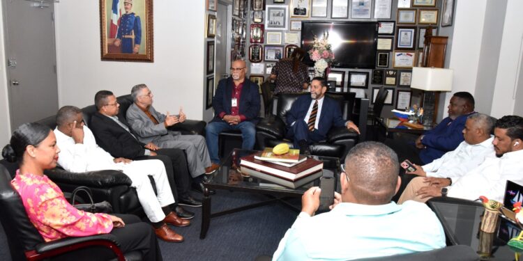 Ayuntamiento de SDE exoneraría impuestos a proyecto de vivienda de dominicanos en el exterior