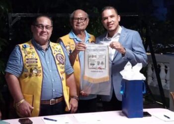 Regidor de Ayuntamiento de Azua firma acuerdo con entidad internacional