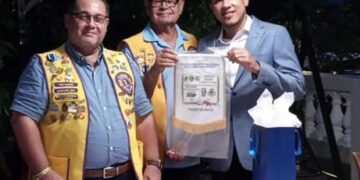 Regidor de Ayuntamiento de Azua firma acuerdo con entidad internacional