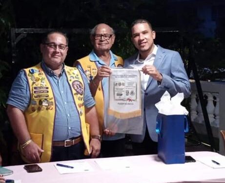 Regidor de Ayuntamiento de Azua firma acuerdo con entidad internacional