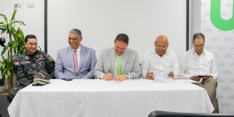 CMUCE y RPN firman acuerdo que beneficia con la provisión de servicios de salud de calidad a policías retirados