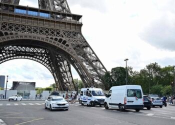 Evacuan la Torre Eiffel por amenaza de bomba