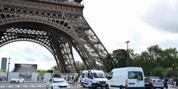 Evacuan la Torre Eiffel por amenaza de bomba
