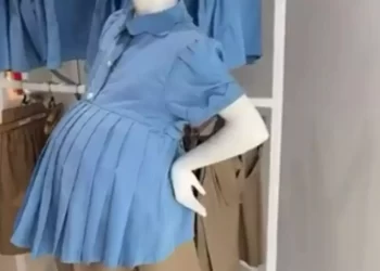 Exhiben con uniforme escolar niña maniquí embaraza durante feria