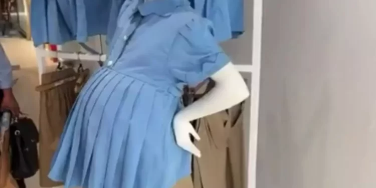 Exhiben con uniforme escolar niña maniquí embaraza durante feria