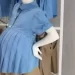 Exhiben con uniforme escolar niña maniquí embaraza durante feria