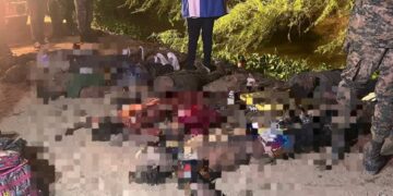 Al menos 13 muertos al caer vehículo en canal en Esperanza, Valverde