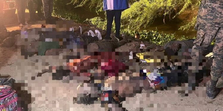 Al menos 13 muertos al caer vehículo en canal en Esperanza, Valverde