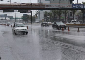 Onda tropical sobre el país estará generando aguaceros dispersos el día de hoy