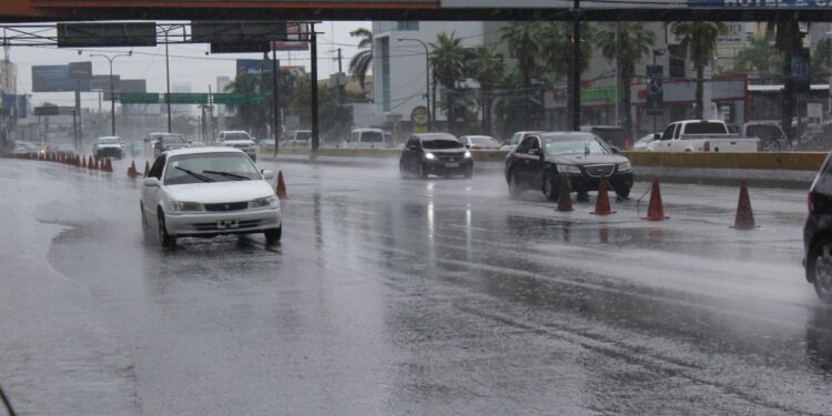 Onda tropical sobre el país estará generando aguaceros dispersos el día de hoy