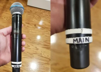 Subastan micrófono que cantante Cardi B le arrojó a fan tras lanzarle bebida