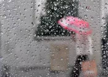 Onda tropical y vaguada provocando nublados con aguaceros, tronadas y ráfagas de viento sobre algunas provincias