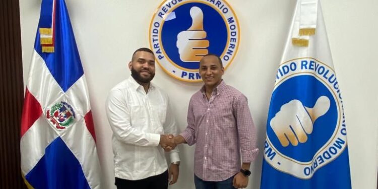 Joaquín Fernández juramenta en la Juventud del PRM al presidente de la JRD de Hato Mayor