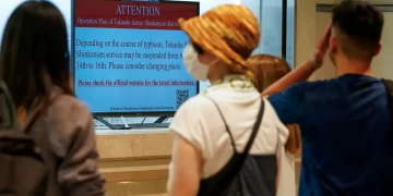 Trenes y vuelos cancelados en Japón por la llegada de un tifón en pleno período vacacional