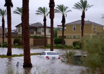 Hilary avanza hacia el noroeste de EE.UU. aún con amenaza de fuertes lluvias y vientos