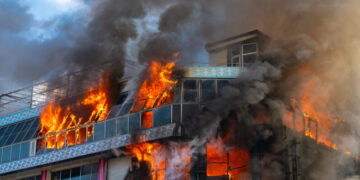 Incendios en Brooklyn, Nueva York dejan tres niños y 10 bomberos heridos