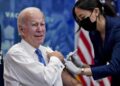 Joe Biden recibe la vacuna actualizada contra la covid-19 y contra la gripe
