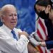 Joe Biden recibe la vacuna actualizada contra la covid-19 y contra la gripe