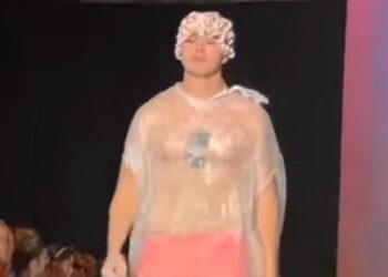 “Youtuber” se cuela en la Semana de la Moda de NY vestido con bolsa de basura