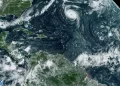 El huracán Nigel se mueve hacia el noreste del Océano Atlántico
