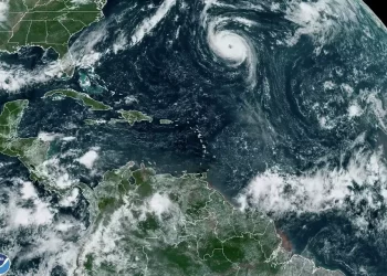 El huracán Nigel se mueve hacia el noreste del Océano Atlántico