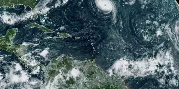 El huracán Nigel se mueve hacia el noreste del Océano Atlántico